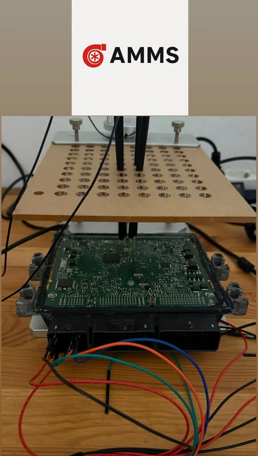 Geöffnetes Motorsteuergerät bei der Programmierung