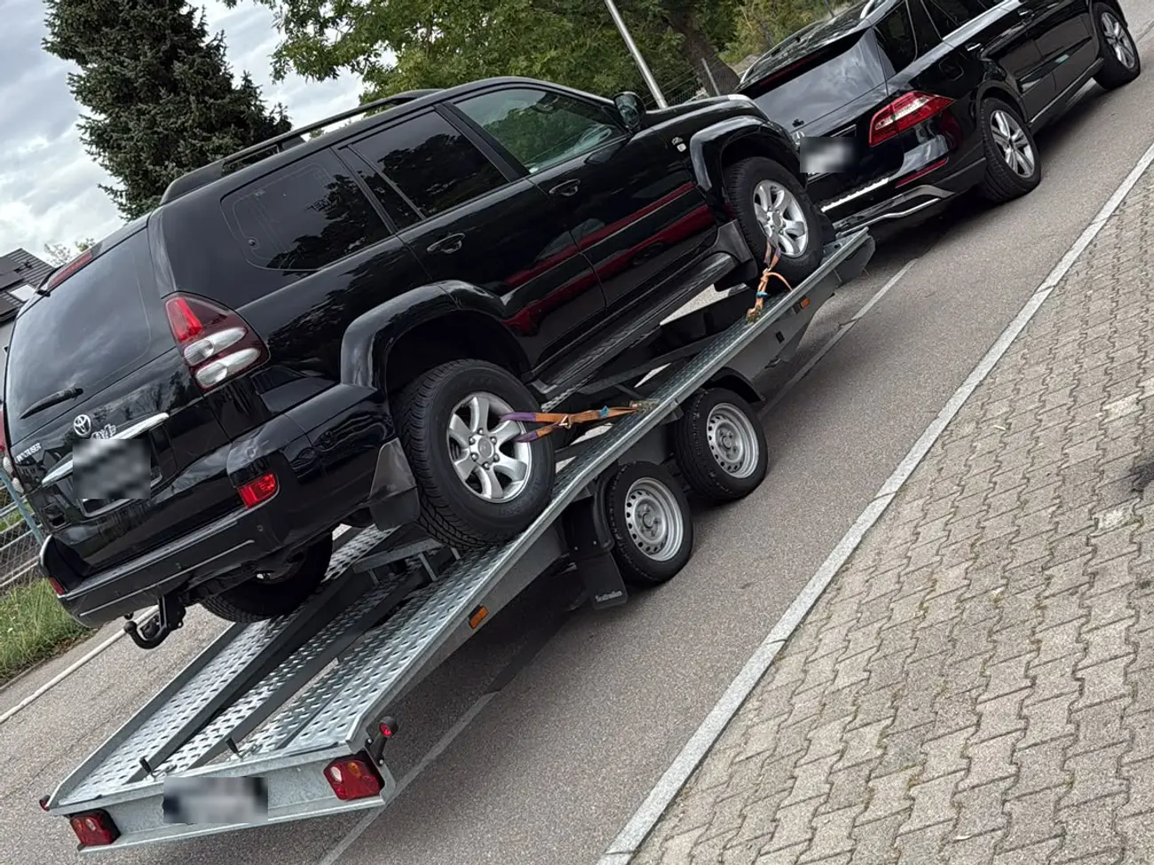 Geländewagen auf dem Transportanhänger beim Abschleppdienst im Raum Offenburg