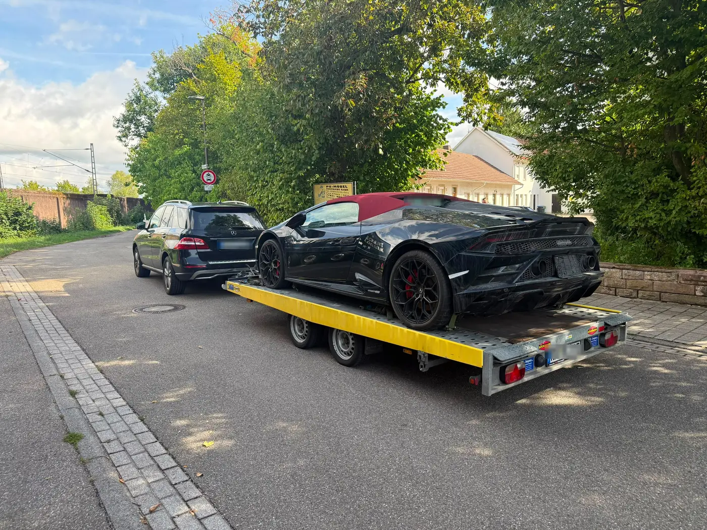 Sportwagen gesichert auf dem Autotransporter von AMMS aus Willstätt-Sand